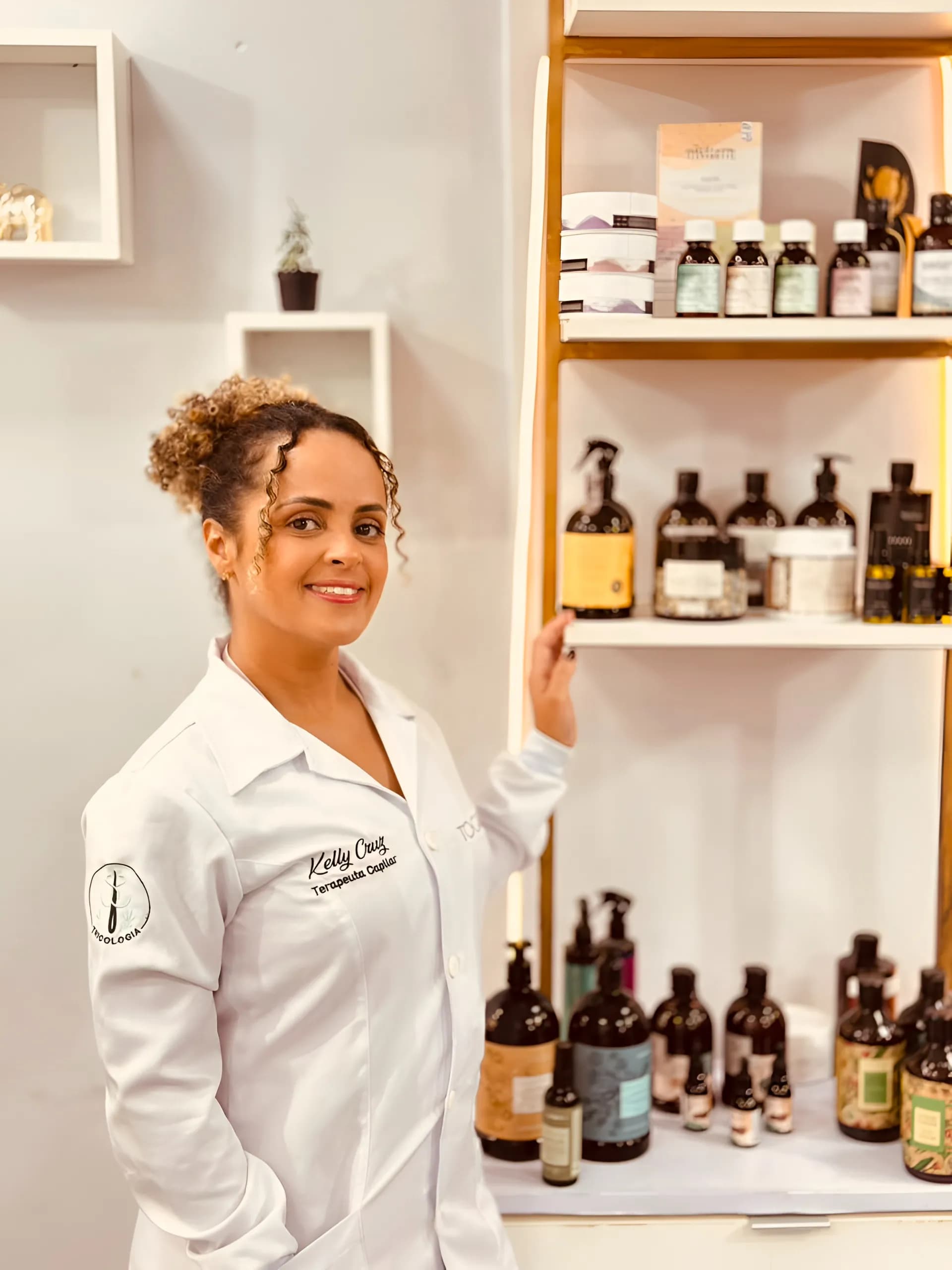 Kelly Cruz, cabeleireira e terapeuta capilar, em seu ambiente profissional